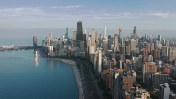 4К воздушное озеро Мичиган. Панорама центра Чикаго на закате солнца — стоковое видео