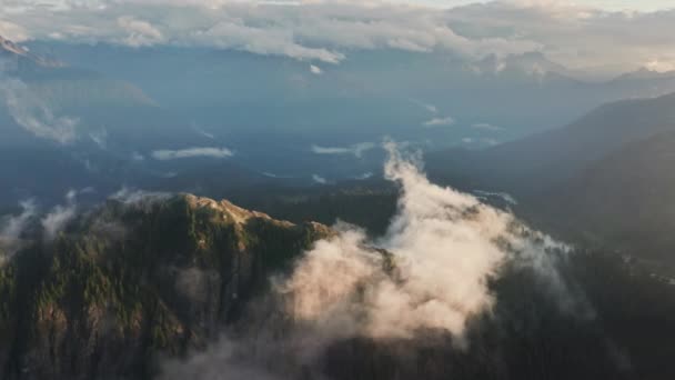 Volando sobre las nubes durante la salida del sol de la mañana en las montañas de cascadas del norte 4K aérea — Vídeos de Stock