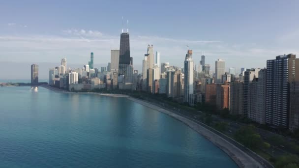 4K antenne Chicago centrum skyline van Lake Michigan, Grote stad panorama zonsondergang — Stockvideo