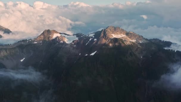 Cordillera aérea en invierno frío nevado en luz dorada del atardecer, salida del sol rosado — Vídeos de Stock