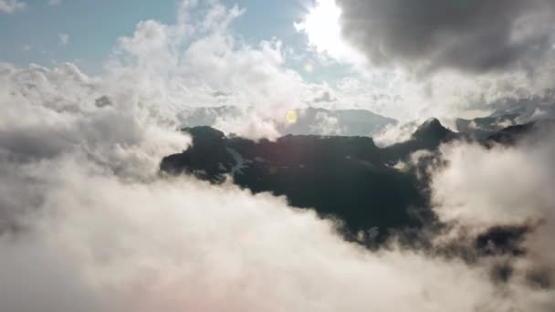 Drone vliegt door dikke mist boven de prachtige Mount Baker wildernis bij zonsondergang — Stockvideo