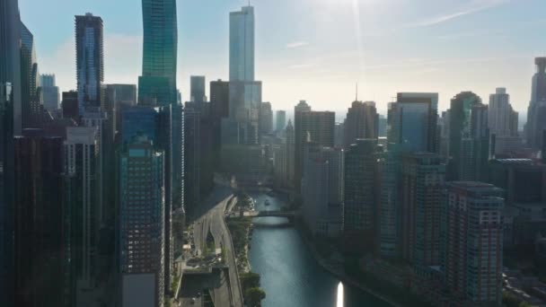 Cinematic air bridge over Chicago River, Illinois USA, 4K Chicago River walk — стокове відео