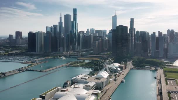 Prachtig uitzicht vanuit de lucht op Chicago Navy Pier, blauw Michigan meer, schilderachtige binnenstad — Stockvideo