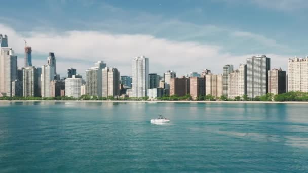 Парусник в озере Мичиган с центром Чикаго на заднем плане — стоковое видео
