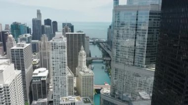 Chicago nehri üzerindeki köprüler, İHA 'lar gökdelenler arasında geriye doğru uçuyor, ABD 4K