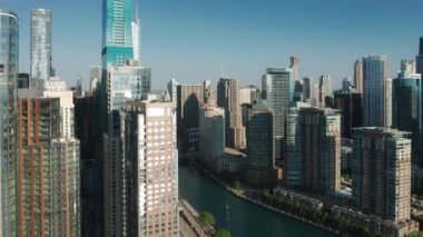 Chicago nehri üzerindeki sinematik hava köprüsü, Illinois ABD, 4K Chicago nehri yürüyüşü