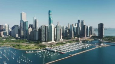 4K İHA beyaz yelkenli tekneler ve yatlarla Michigan Gölü üzerinde uçuyor.