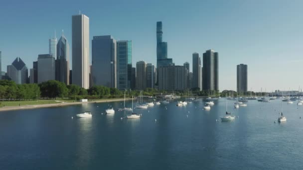 Epic Drone Imágenes aéreas sobre el puerto deportivo de Chicago con Cityscape en el fondo — Vídeos de Stock