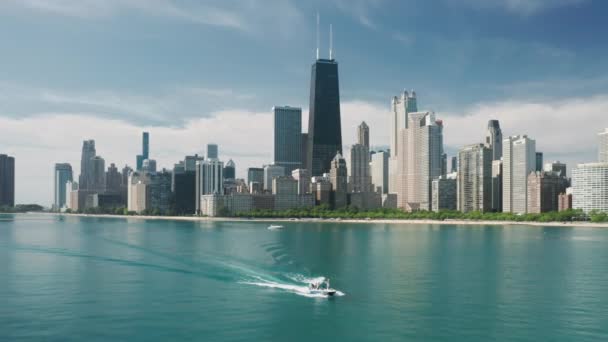 Vista aérea Chicago skyline e iate vela em Michigan lago águas azuis 4K — Vídeo de Stock