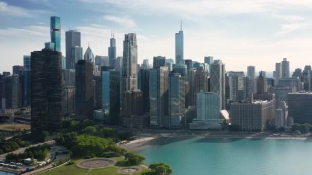 4K antenne van Milton Lee olijfpark en Ohio straat strand, Chicago achtergrond Verenigde Staten — Stockvideo