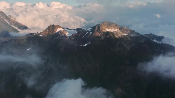 Пролетая сквозь облака над вершинами гор в райском раю, пейзаж вечности — стоковое видео