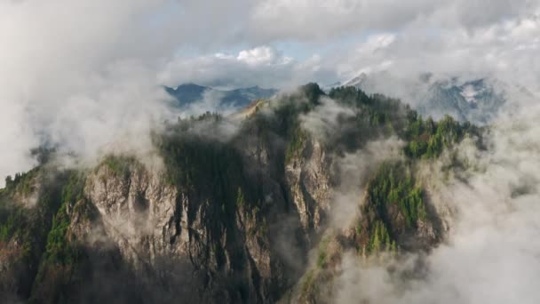 Nuvens aéreas sobre a exuberante montanha da floresta tropical durante a estação chuvosa no noroeste dos EUA — Vídeo de Stock