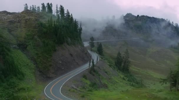 Letecký dron nad klikatou horskou silnicí mezi vrcholky zelených stromů, Mt Baker — Stock video