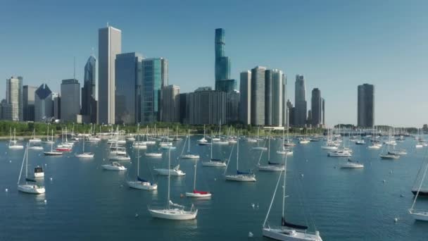 Fantastisk drönare antenn skott över Chicago Marina, Cityscape skyskrapor vy — Stockvideo