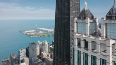 Zarif kuleleri olan tarihi mimari binaların etrafında uçan insansız hava aracı.