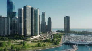 Lüks yat Amerika Birleşik Devletleri, Chicago, Illinois körfezinde demirlemiş. 4K