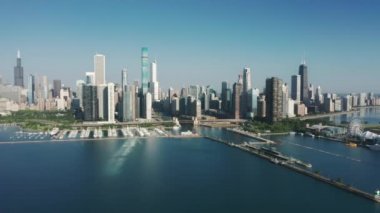 4K Sinematik güneş ışığı cam gökdelenlere, Michigan Gölü üzerindeki İHA 'ya yansıyor.