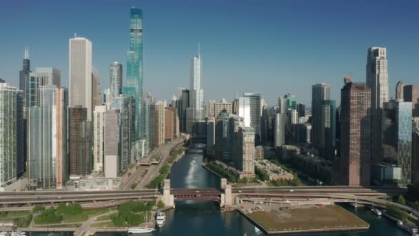 Chicago şehir merkezindeki destansı gökyüzü 4K hava görüntüsü, Blue River 'daki sinematik köprü. — Stok video