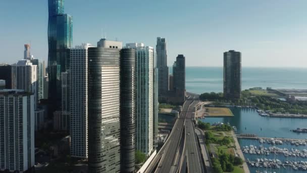 Chicago v centru Aerial 4K, Vysoké mrakodrapy budovy u modrého jezera Michigan — Stock video