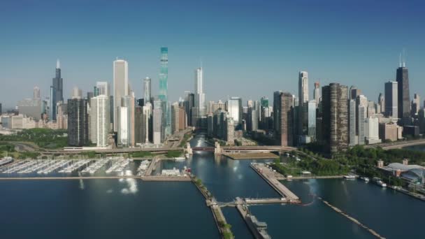 Πολυτελές γιοτ κλαμπ, ενοικιάσεις σκαφών στο Σικάγο, λιμάνι του Σικάγο με υπηρεσία ναυλωμένων πτήσεων 4K — Αρχείο Βίντεο