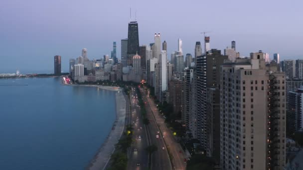 4K noc scena Chicago Śródmieście o zmierzchu z fioletowy niebieski zachód słońca niebo tło — Wideo stockowe