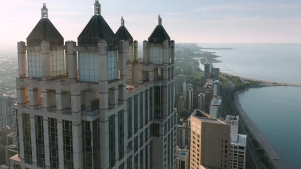 Scenic tornit katolla historiallisen rakennuksen, Chicago motion tausta auringonlasku — kuvapankkivideo