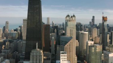 Chicago 4K 'daki binalardan yansıyan altın gün batımının sinematik görüntüsü
