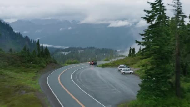 Hermosa naturaleza de Estados Unidos Canadá, coche que conduce por la serpentina carretera serpentina de montaña — Vídeo de stock