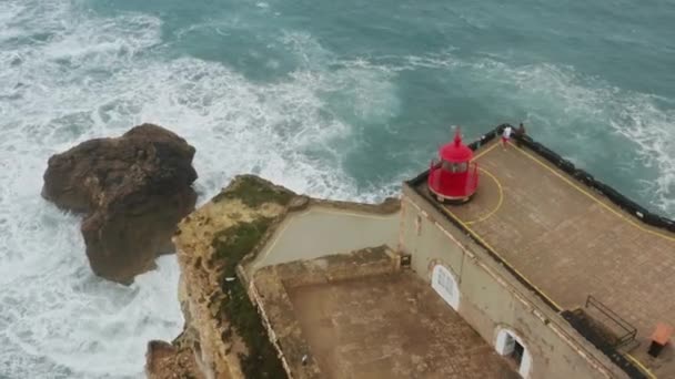 Rekaman udara dari mercusuar terkenal di tepi pantai — Stok Video