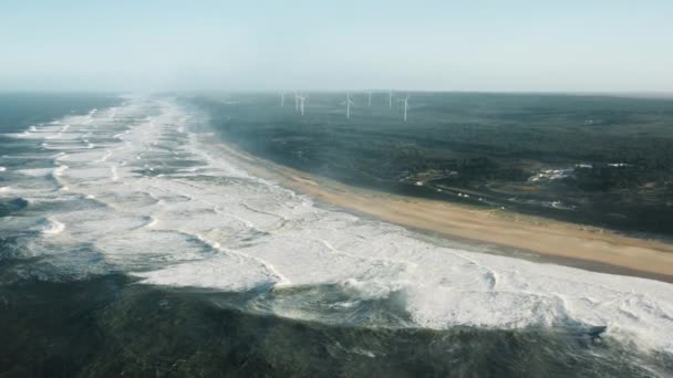 Вид с воздуха на знаменитый регион, привлекающий лучших серферов со всего мира — стоковое видео
