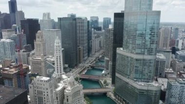 Hava sineması, Chicago nehri iş alanı 4K 'de gökdelenler arasında yürüyor.