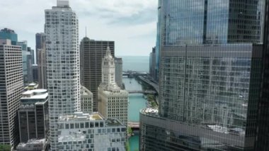 4K Chicago nehri havadan görüntüsü yaz günü, şehir merkezinde yeşil bir nehir.