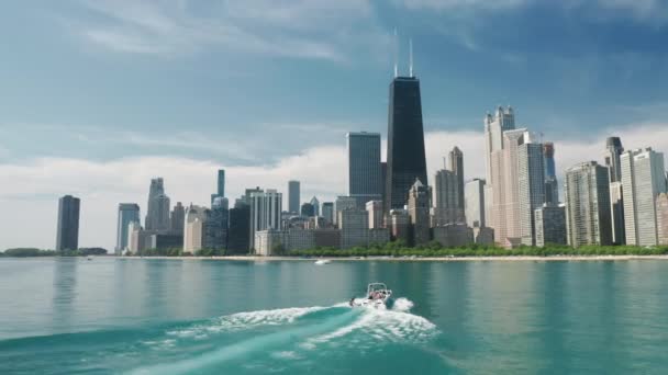 Dron po bílé jachty plachtění u jezera Michigan, malebné Chicago v centru — Stock video