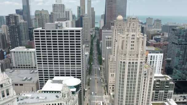 イリノイ州夏の日の直線道路交通に関するシカゴ航空ビューのセンター — ストック動画
