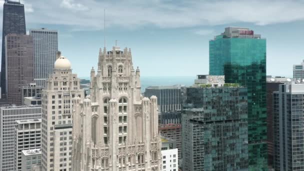 Κινηματογραφική άποψη ιστορική αρχιτεκτονική λευκό κτίριο στο κέντρο της πόλης του Σικάγο 4K — Αρχείο Βίντεο