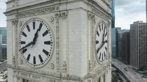 Aereo da vicino grande orologio sulla torre della città, Chicago centro su sfondo movimento — Video Stock