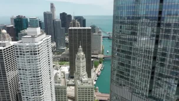 Pontes aéreas panorâmicas sobre o rio Chicago, voando acima do rio cinemático andar 4K — Vídeo de Stock
