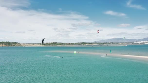 Sportovní kiteboarding na pláži v létě, Alvor, Portugalsko, Evropa — Stock video