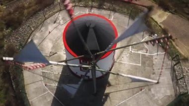 Yel değirmeninin kırsal alandaki hava görüntüleri.