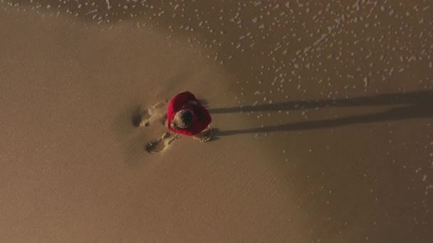 Luftaufnahme Eines Gutaussehenden Mannes Der Riesige Offene Ozeangewässer Entlang Eines — Stockvideo