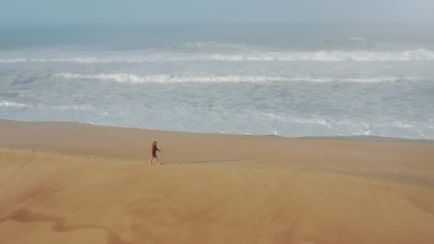 Homem passeando ao longo da costa dentro do destino perfeito de verão — Vídeo de Stock