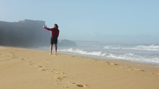 Filmato aereo di un turista scalzo all'interno di idilliaca destinazione estiva — Video Stock