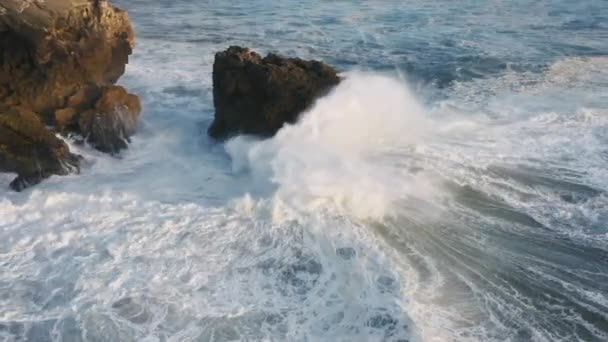 Drohnenaufnahmen von der abgelegenen idyllischen Halbinsel mit endlosem Ozean im Hintergrund — Stockvideo