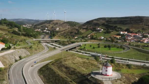 背景に風力タービンと絵の谷の空中ビュー — ストック動画