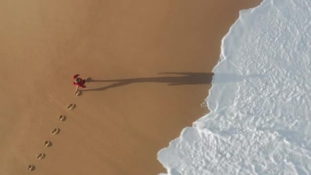 Drone footage of caucasian male tourist hiking within the seascape area — Stock Video