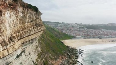 Kayalık yamaçtan görünen küçük sevimli köyün manzarası.