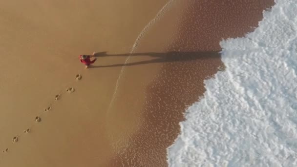 Boso spaceruje po plaży, podziwiając malowniczy nadmorski krajobraz — Wideo stockowe