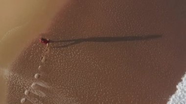 Yukarıdan görüldüğü gibi köpüklü, doğal güzelliğin hava görüntüleri.