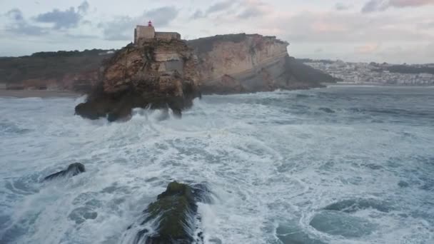 Büyük gelgitlerin kayalara vurduğu fırtınalı okyanusun hava görüntüleri. — Stok video