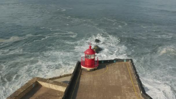 Büyük köpüklü dalgalarla Batı Avrupa 'nın resimli kırsalları — Stok video